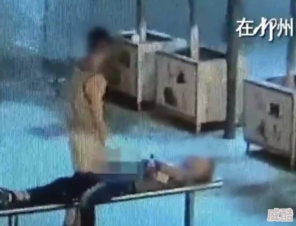 两个裸男脱了内裤摸j在公园被警察发现后迅速逃离现场