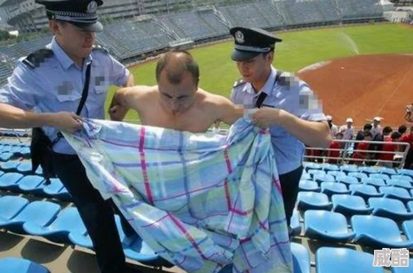 两个裸男脱了内裤摸j在公园被警察发现后迅速逃离现场