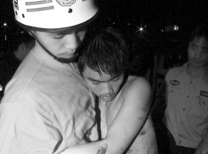 两个裸男脱了内裤摸j在公园被警察发现后迅速逃离现场
