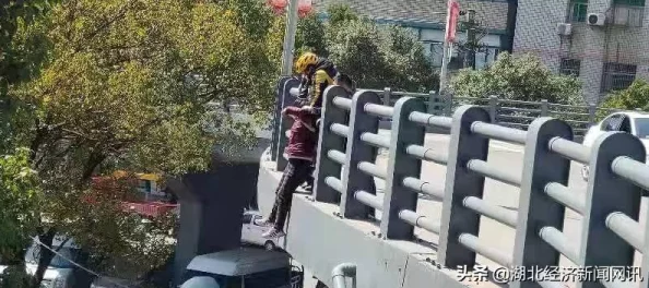 热心外卖员3骑手送餐途中勇救落水儿童